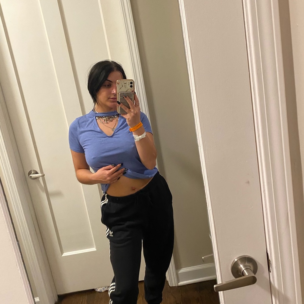 Cropped blue neck tee